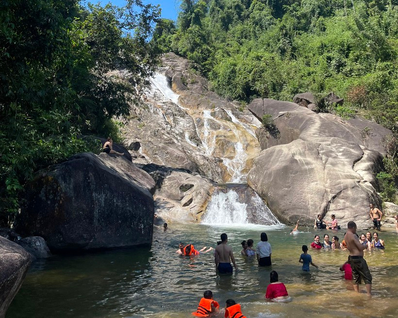 Vào dịp này, trung bình mỗi ngày thác Ma Hao đón khoảng vài trăm lượt khách tới tham quan. Đặc biệt, dịp lễ hội Chí Linh Sơn tổ chức hồi tháng 5 vừa qua, nơi đây đón hàng chục nghìn lượt khách tới tham quan, du lịch.