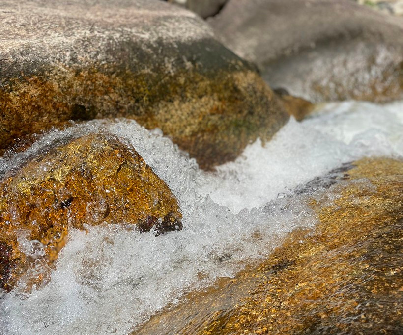 Đến thác Ma Hao vào mùa hè, du khách không chỉ được chiêm ngưỡng vẻ đẹp hùng vĩ, nên thơ của núi rừng mà còn được đắm mình trong làn nước trong veo, mát mẻ.