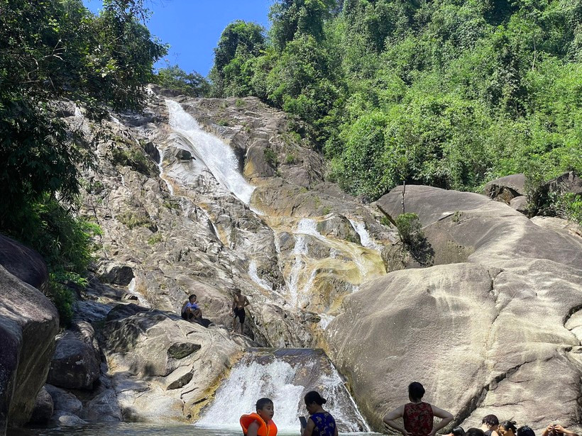 Đúng lúc này, quân giặc đã đuổi sát ở phía sau, dù thấm mệt nhưng Lê Lợi và quân lính đành mạo hiểm vượt thác qua bờ bên kia, còn lại con chó săn đã kiệt sức không bơi qua được, chỉ đứng ngáp. Quân giặc đuổi đến, con chó săn liền quay lại cắn xé với chó của quân giặc, rồi nhảy xuống dòng nước xoáy mà chết, đủ thời gian cho nghĩa quân Lam Sơn trốn kịp.