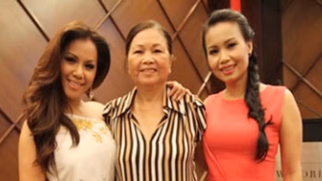 Cô còn bổ sung: "Tuy rằng mẹ không bán hàng rong để nuôi tôi, nhưng tôi vẫn nhớ thuở nhỏ, mẹ và bố nuôi những 6 đứa con ăn học. Nhà tôi rất nghèo, tôi lại thuộc loại ham chơi. Cứ mỗi buổi chiều mẹ đi giao hàng ở chợ tôi lại đòi đi theo. Thế là mẹ vừa phải đèo hàng vừa phải đèo tôi, nặng và cồng kềnh đến muốn ngã".