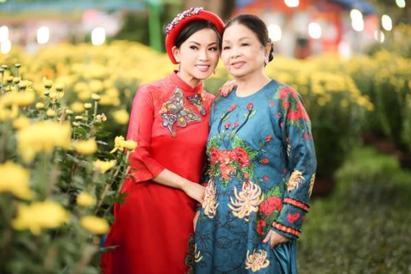 à được các con yêu thương chăm sóc và ngày càng trẻ đẹp hơn xưa. Nhiều hình ảnh mới của mẹ ruột Cẩm Ly khiến khán giả không ngớt lời khen về vẻ ngoài của bà.