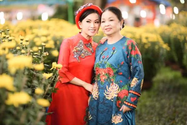 Bà được các con yêu thương chăm sóc và ngày càng trẻ đẹp hơn xưa. Nhiều hình ảnh mới của mẹ ruột Cẩm Ly khiến khán giả không ngớt lời khen về vẻ ngoài của bà.