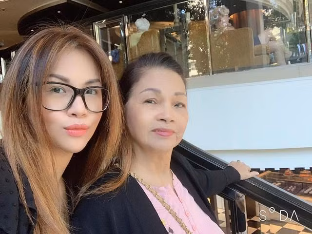 Trong một lần sinh nhật mẹ ruột, ca sĩ Minh Tuyết đã viết những lời yêu thương dành cho bà cùng với hình ảnh hai mẹ con. Nhiều nghệ sĩ Việt bất ngờ trước chân dung người phụ nữ có 3 cô con gái xinh đẹp, thành công, quyền lực Cẩm Ly, Hà Phương và Minh Tuyết.