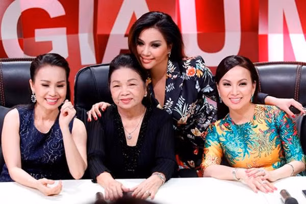 Khi con cái trưởng thành, khôn lớn họ chỉ mong muốn báo hiếu mẹ và người bố kính yêu. Tâm sự về điều này, Minh Tuyết cho hay: "Con mong muốn những gì con làm, những gì con có được ngày hôm nay là để trả ơn cho bố mẹ suốt bao nhiêu năm qua. Mẹ tôi lúc nào cũng lo lắng cho tôi".