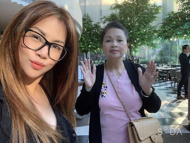 ẹ ruột Cẩm Ly, Hà Phương, Minh Tuyết là người phụ nữ chu đáo và hết sức yêu chiều các con.