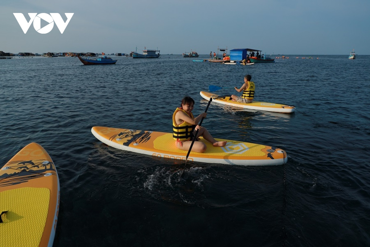 Những bạn trẻ ứng dụng công nghệ số làm du lịch ở đảo Phú Quý - Hình 2 Nhung ban tre ung dung cong nghe so lam du lich o dao Phu Quy-Hinh-2