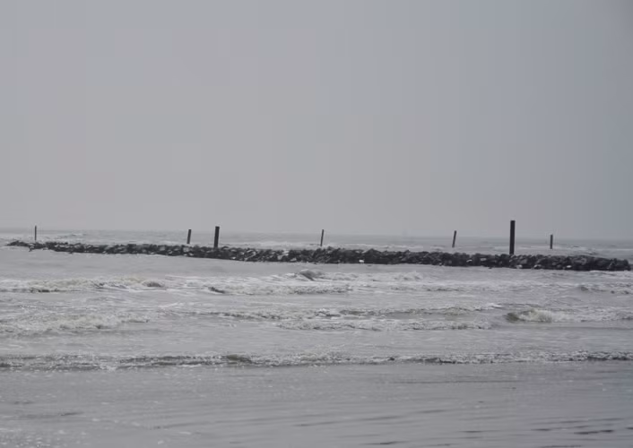 Dù vị trí này có gắn bảng báo nguy hiểm và là công trình thi công đầy đá nhưng những người có trách nhiệm vẫn không ngăn được các em, để xảy ra thảm nạn