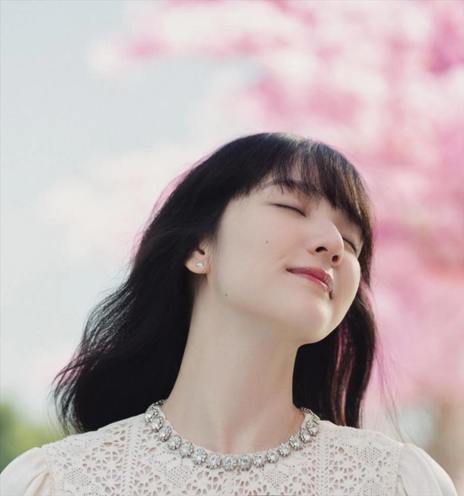 ần đây, người đẹp có màn tái xuất sau thời gian dài im ắng khi đóng vai nữ chính trong MV "Chúng Ta Của Tương Lai" của Sơn Tùng. Trong lần trở lại này, cô gây ấn tượng bởi nhan sắc trong trẻo, nụ cười rạng rỡ cùng mái tóc dài nữ tính.