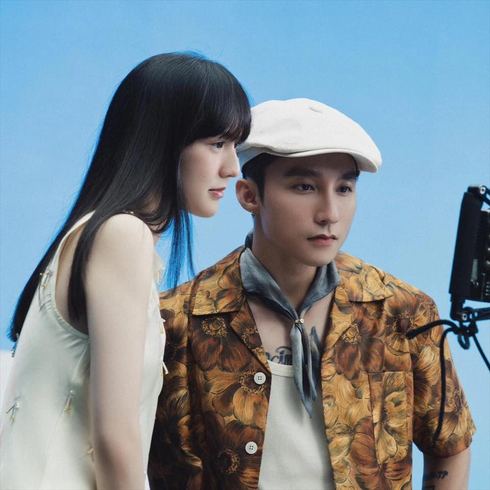 rong một số bức ảnh hậu trường ghi hình MV, dân mạng còn so sánh sự giống nhau giữa những đường nét trên gương mặt của "nàng thơ" và ca sĩ Sơn Tùng M-TP.