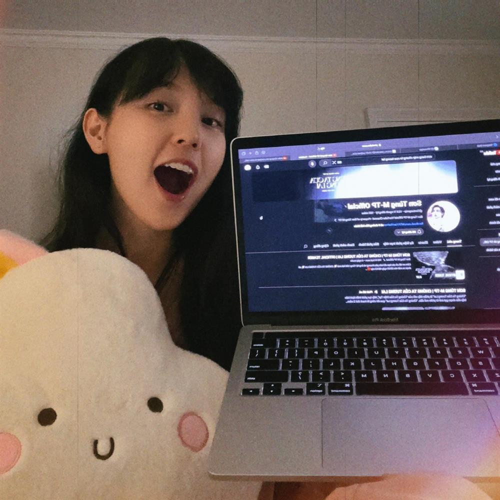 ây cũng là sự kiện hiếm hoi mà Hải Tú công khai xuất hiện cùng Sơn Tùng. Theo chia sẻ của khán giả, trong lúc nam ca sĩ sinh năm 1994 biểu diễn, Hải Tú hát theo, thoải mái tương tác cùng đàn anh (Ảnh: Facebook nhân vật). Hải Tú tên đầy đủ là Lê Quang Hải Tú, sinh năm 1997 tại TPHCM. Cô từng sang Pháp du học ngành Sinh học và Sinh thái học, trước khi về Việt Nam đầu quân vào công ty của Sơn Tùng M-TP.