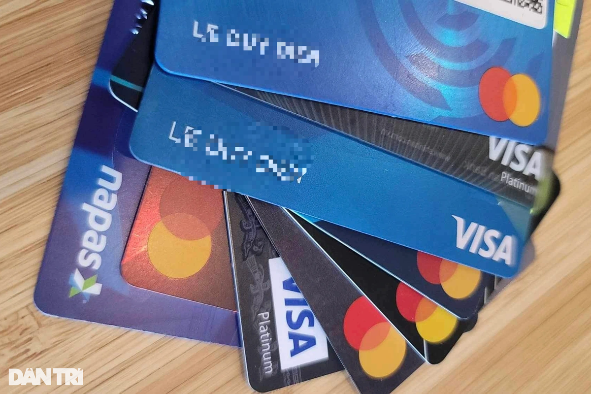 Ru nhau kiem tra the tin dung sau vu vay 8,5 trieu thanh no 8,8 ty