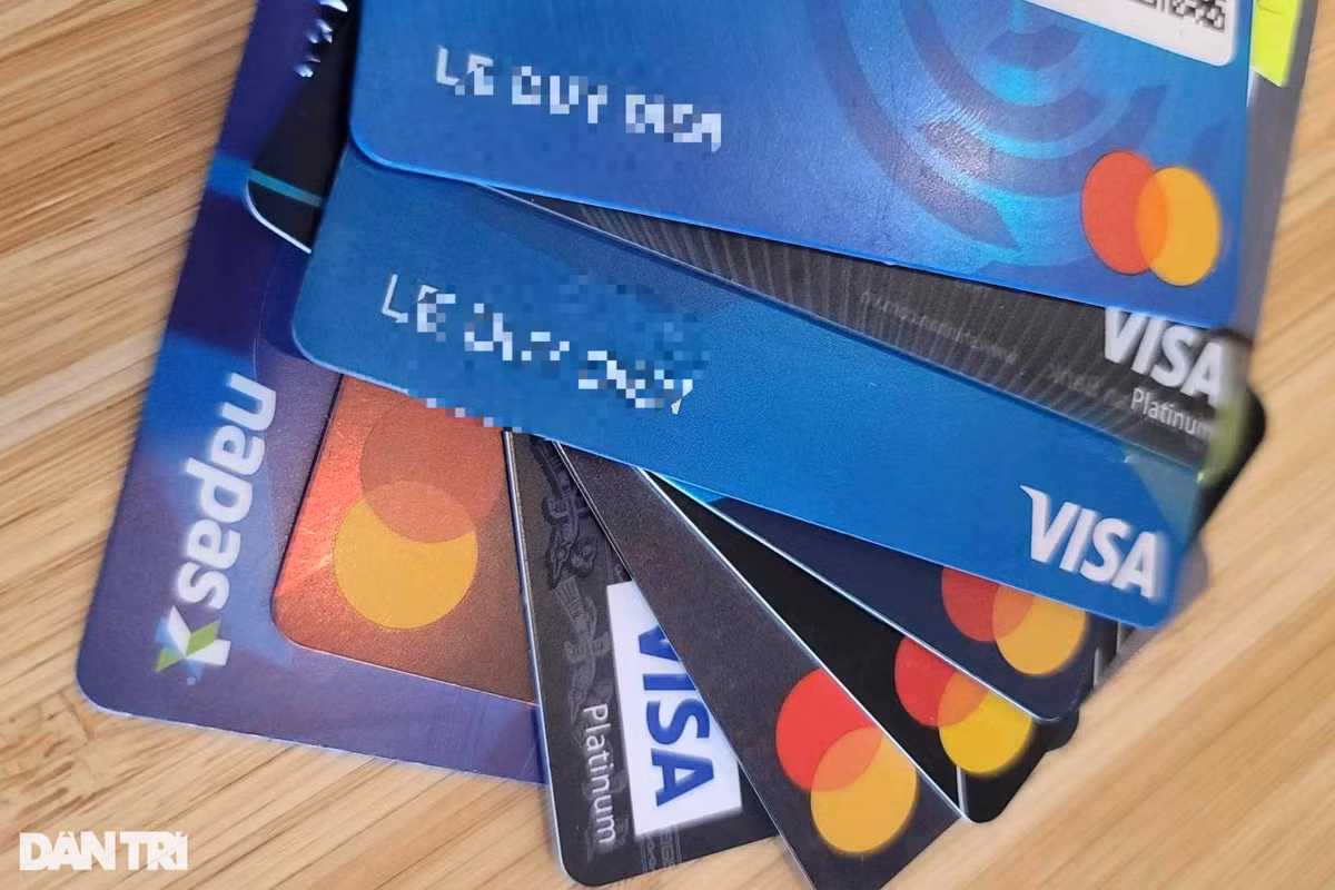 Ru nhau kiem tra the tin dung sau vu vay 8,5 trieu thanh no 8,8 ty