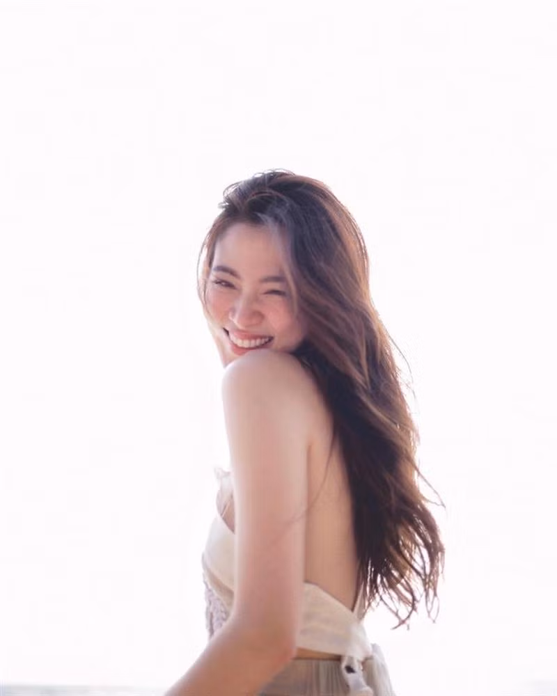 My nhan Thai Lan dep rang ngoi truoc ong kinh cua ban trai-Hinh-3