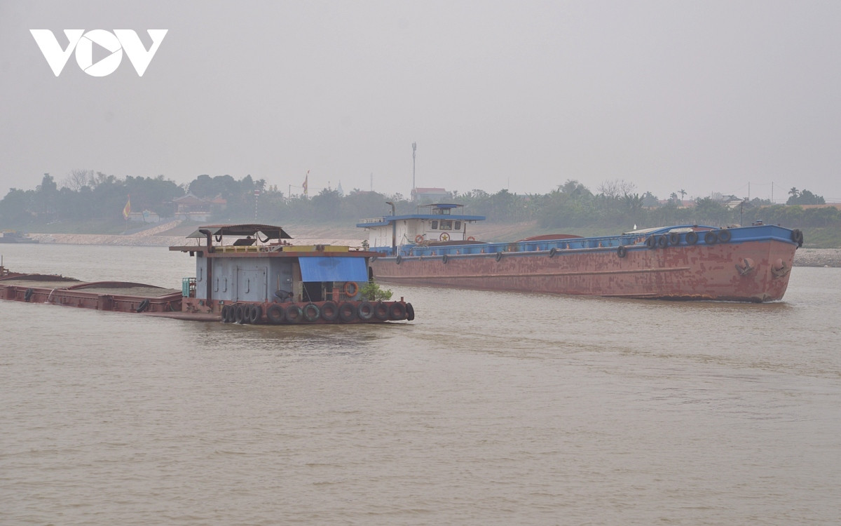 Bức ảnh này cho thấy mức nước tại thành sà lan khi chở đầy vật liệu (trái) và khi không chở vật liệu (phải).