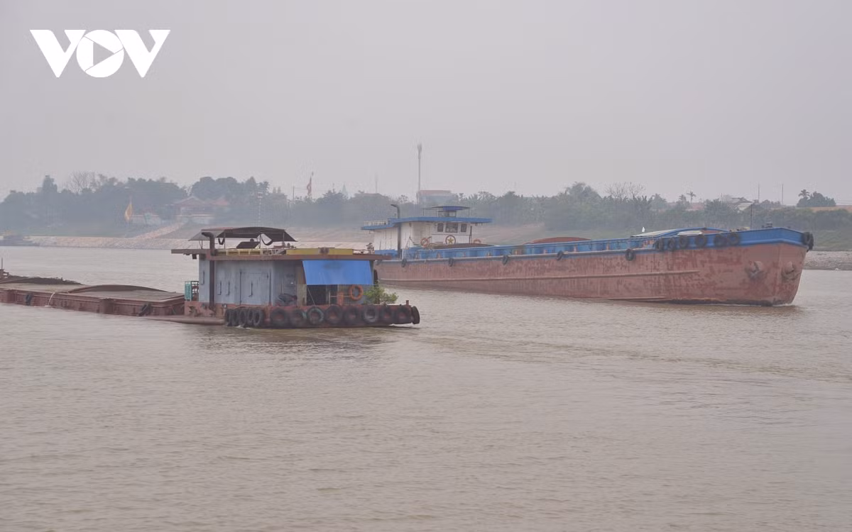 Bức ảnh này cho thấy mức nước tại thành sà lan khi chở đầy vật liệu (trái) và khi không chở vật liệu (phải).