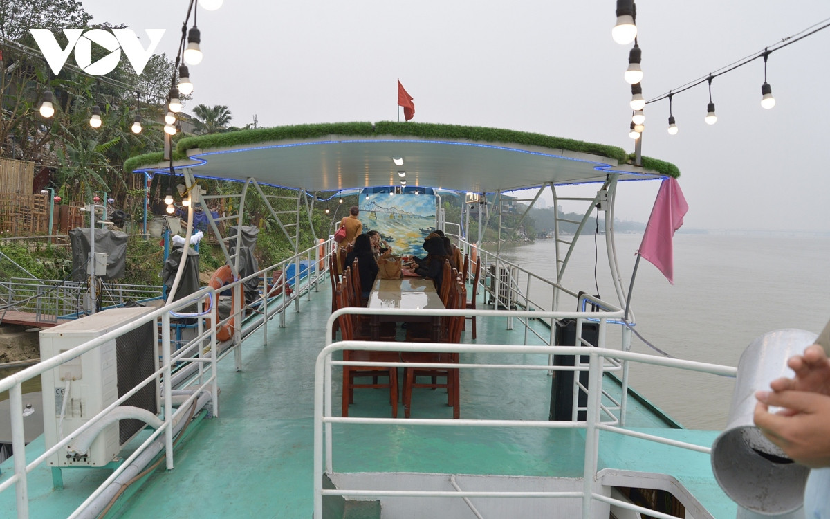Một bến tàu thủy du lịch cạnh phố Bạch Đằng, Hà Nội, nơi du thuyền xuất phát xuôi về phía Nam trong tháng 3/2024.