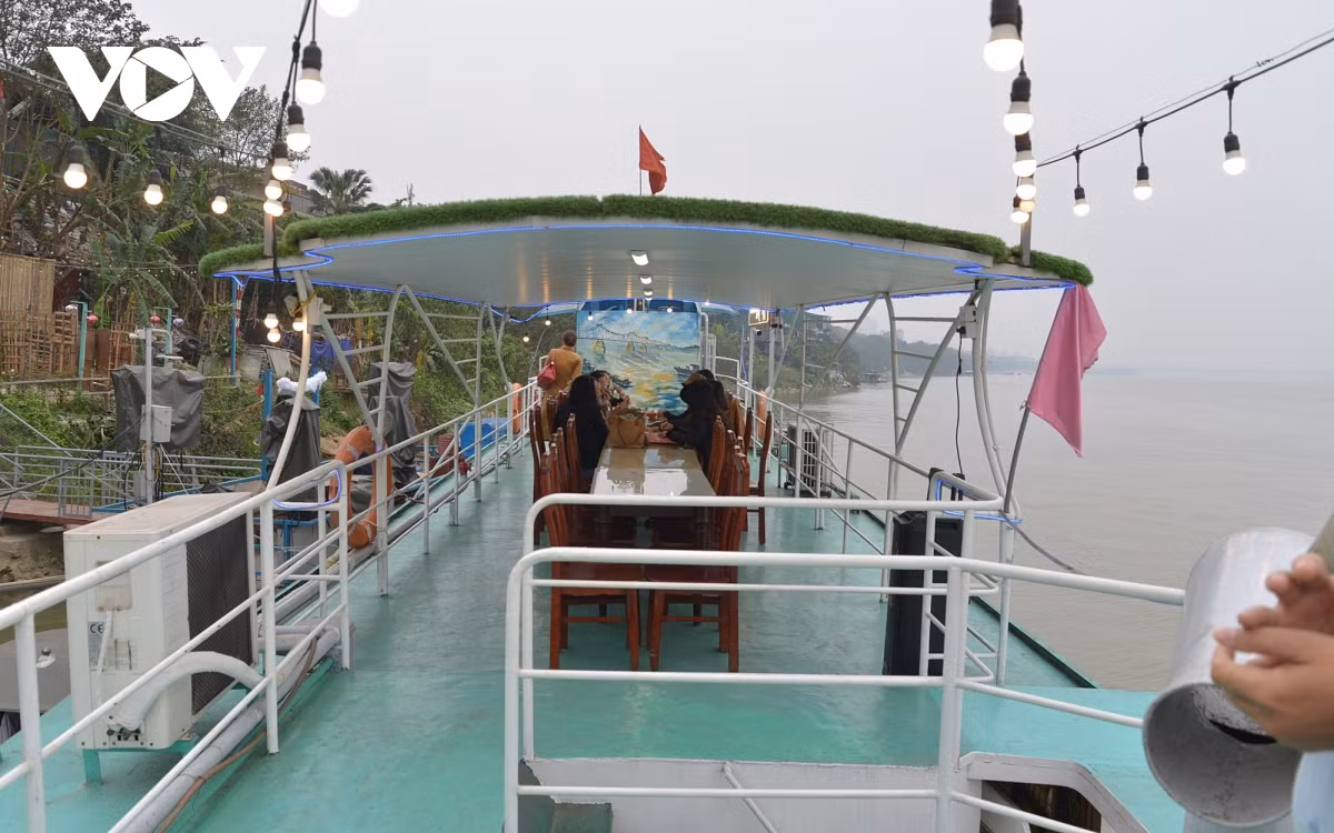 Một bến tàu thủy du lịch cạnh phố Bạch Đằng, Hà Nội, nơi du thuyền xuất phát xuôi về phía Nam trong tháng 3/2024.