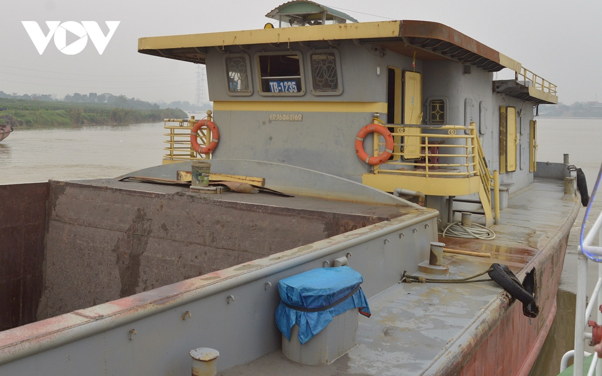 Sà lan tự hành này mang biển số của tỉnh Thái Bình.