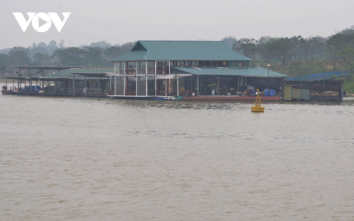 Nhà hàng nổi tại một xã ven sông.