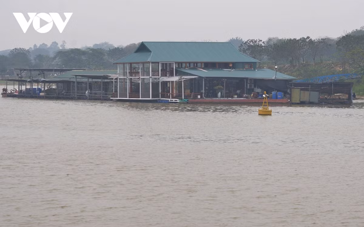 Nhà hàng nổi tại một xã ven sông.