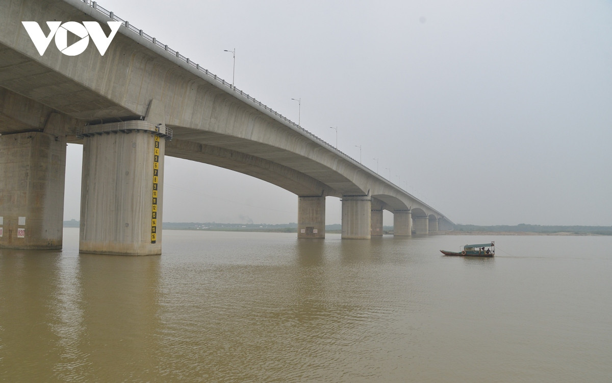 Cầu Vĩnh Tuy bắc qua sông Hồng ở khu vực trung tâm Hà Nội. Cầu có chiều rộng tới 38m và chiều dài trên 3.600m.