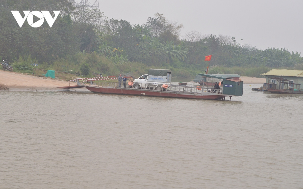 Trên sông Hồng có nhiều bến phà, đáp ứng nhu cầu qua lại của nhân dân hai bên bờ ở những nơi chưa có điều kiện xây cầu.