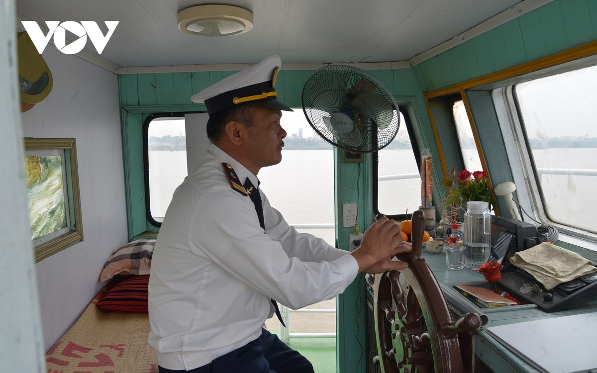 Anh Quỳnh, thuyền trưởng một tàu thủy du lịch tuyến sông Hồng, với nhiều năm kinh nghiệm trong nghề. Trước đây, anh từng lái sà lan trên sông Lô ở tỉnh Phú Thọ.