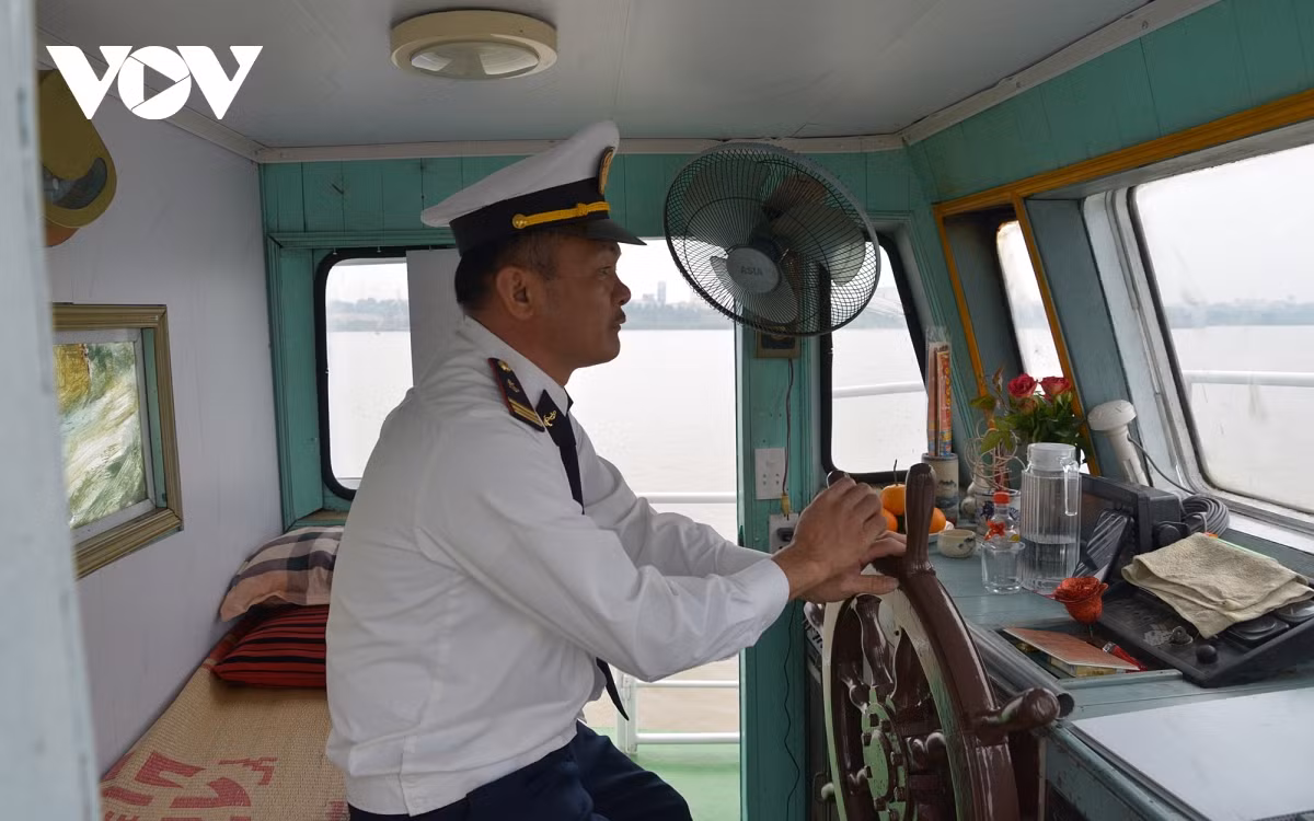 Anh Quỳnh, thuyền trưởng một tàu thủy du lịch tuyến sông Hồng, với nhiều năm kinh nghiệm trong nghề. Trước đây, anh từng lái sà lan trên sông Lô ở tỉnh Phú Thọ.