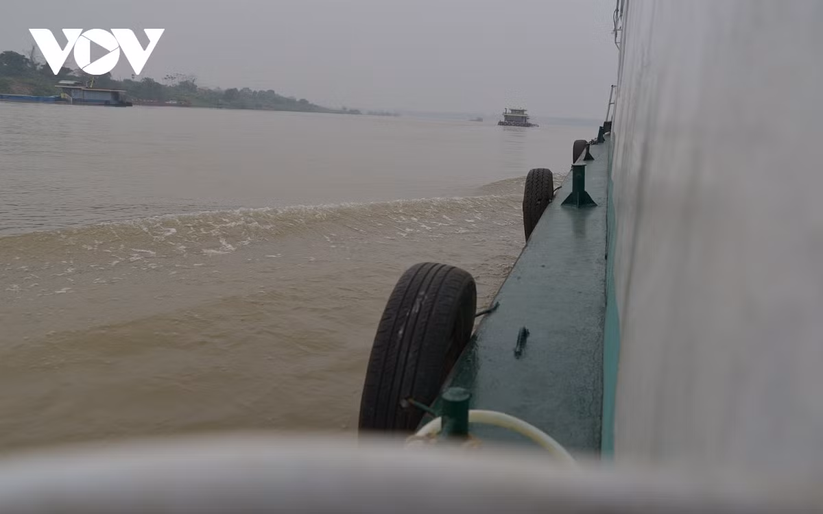 Ngoài việc mang phù sa và nước cho canh tác nông nghiệp, sông Hồng còn là một tuyến vận tải đường thủy huyết mạch ở đồng bằng Bắc Bộ và có nhiều tiềm năng về du lịch sông nước, du lịch văn hóa.