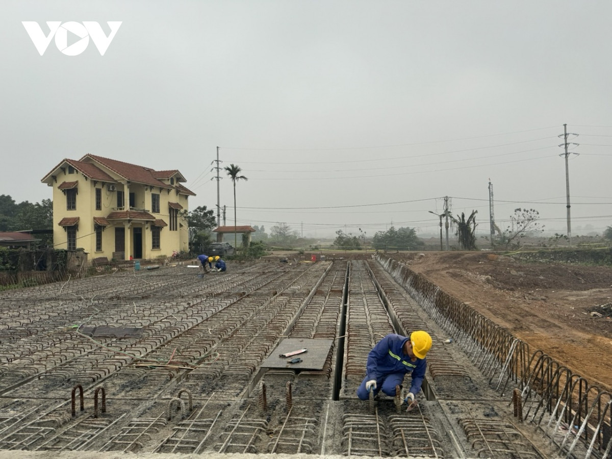 Vướng công trình, đường Vành đai 4 có nguy cơ chậm tiến độ - Hình 11 Vuong cong trinh, duong Vanh dai 4 co nguy co cham tien do-Hinh-11