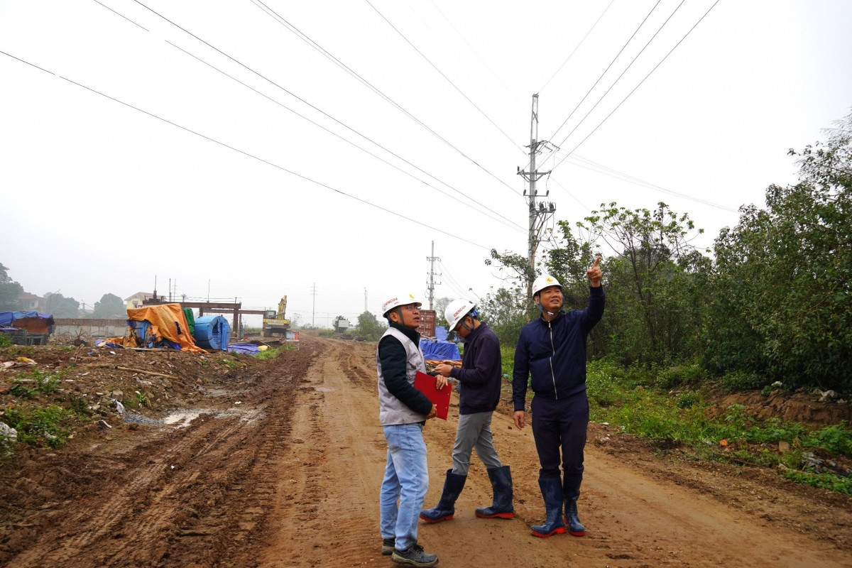 Vướng công trình, đường Vành đai 4 có nguy cơ chậm tiến độ - Hình 3 Vuong cong trinh, duong Vanh dai 4 co nguy co cham tien do-Hinh-3