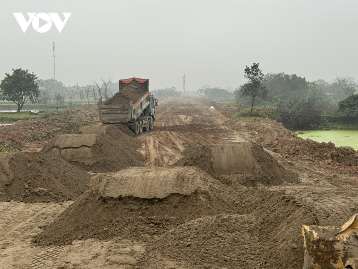 Vướng công trình, đường Vành đai 4 có nguy cơ chậm tiến độ Vuong cong trinh, duong Vanh dai 4 co nguy co cham tien do