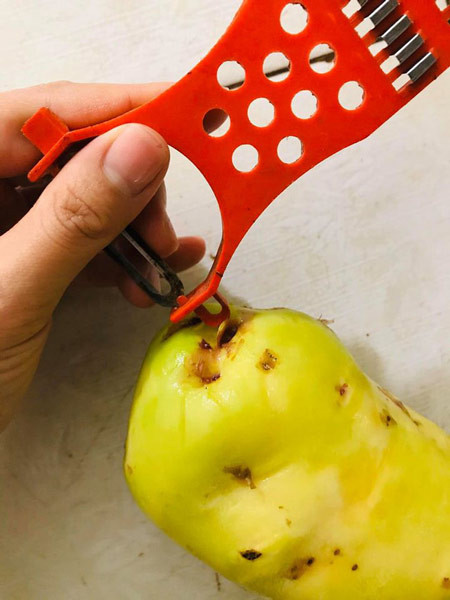 Công dụng của lỗ nhỏ trên dao nạo rau củ Cong dung cua lo nho tren dao nao rau cu