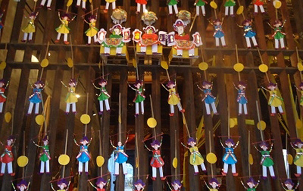 Ông đánh gậy với tài múa gậy vun vút là món đồ chơi thường đi kèm với ông tiến sĩ giấy vào ngày Tết Trung thu.