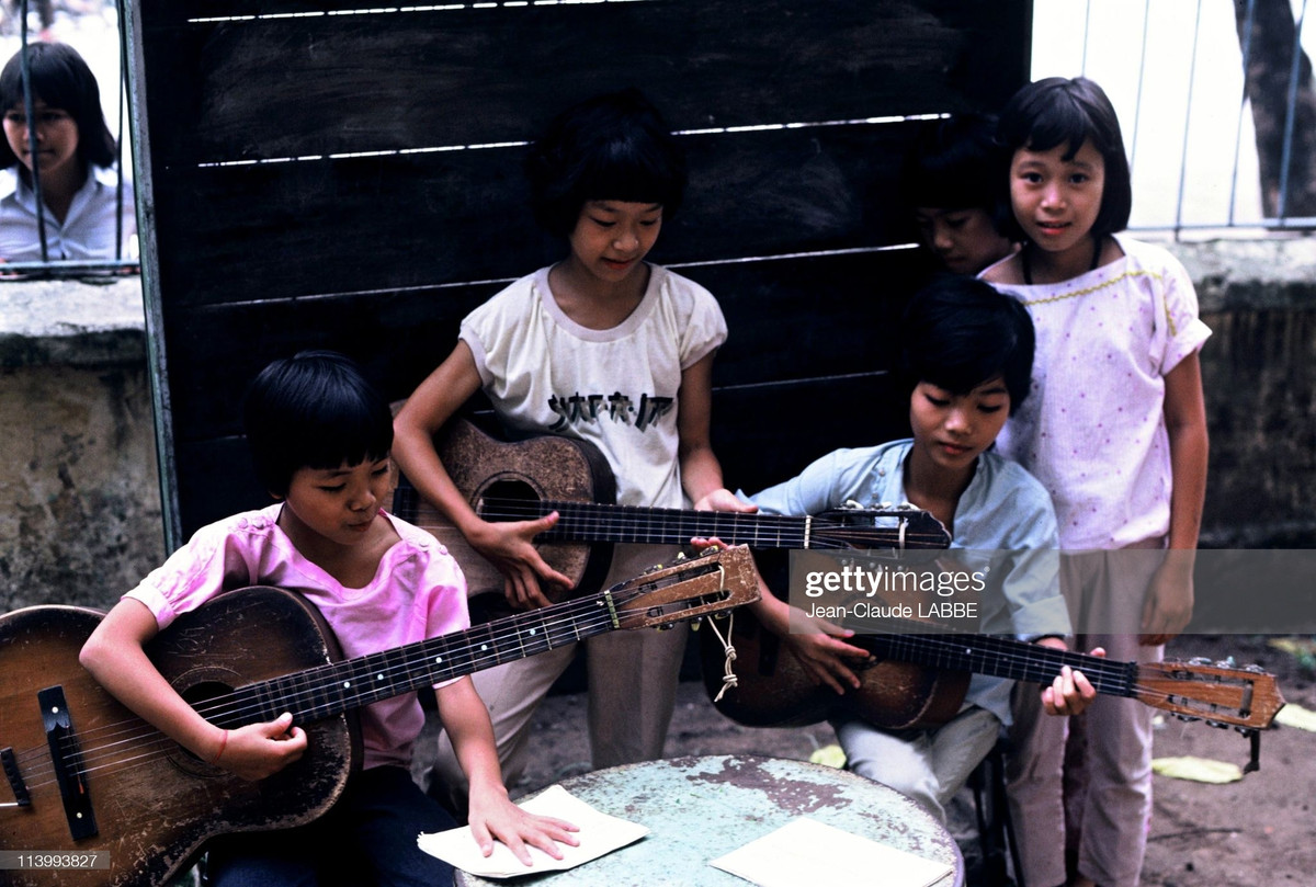 Các học sinh tại một lớp học đàn guitar.
