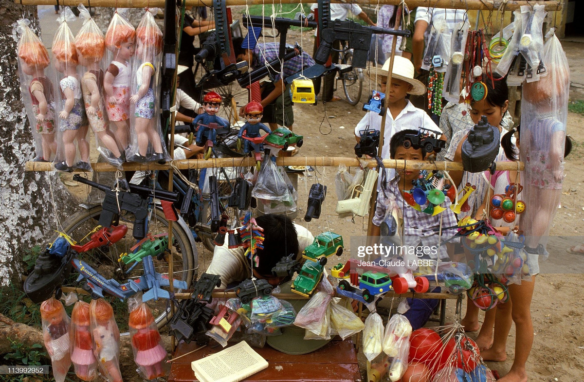 Quầy bán đồ chơi trong công viên Thống Nhất.