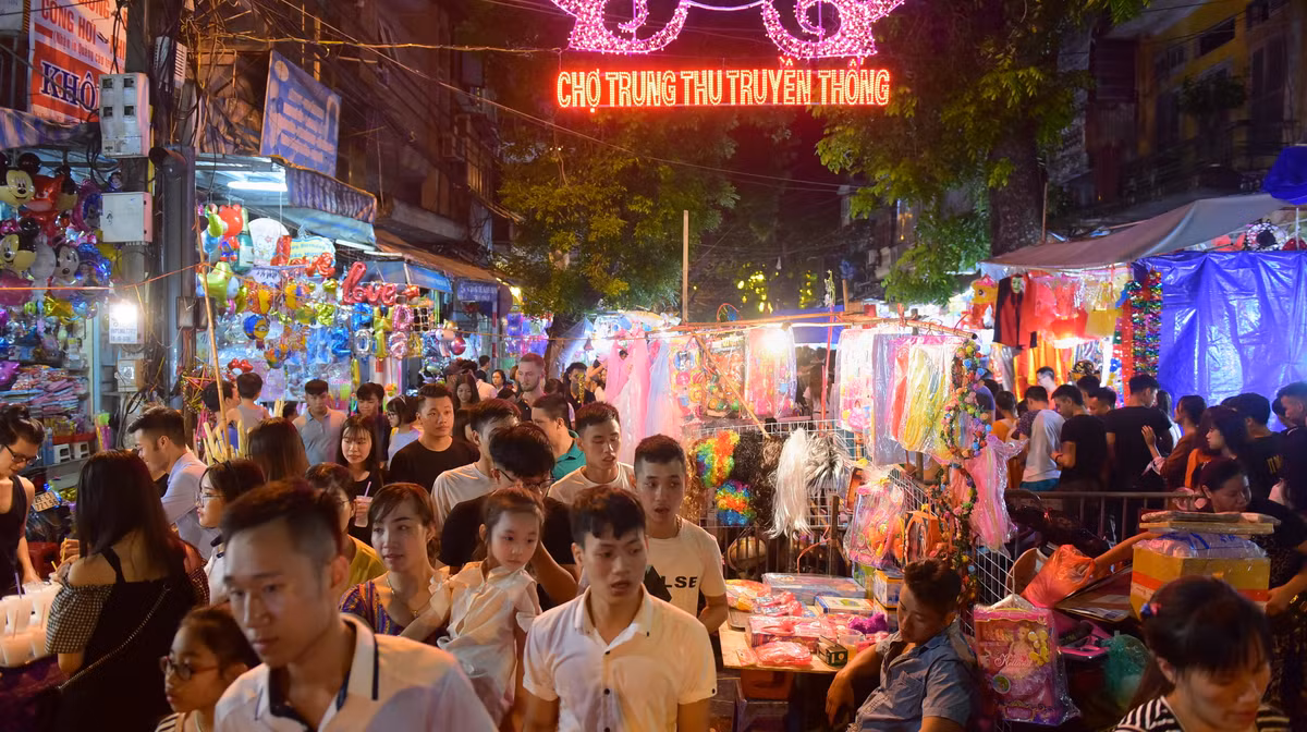 Chua tung thay o pho Trung Thu: Thoat vang thoat dong-Hinh-3