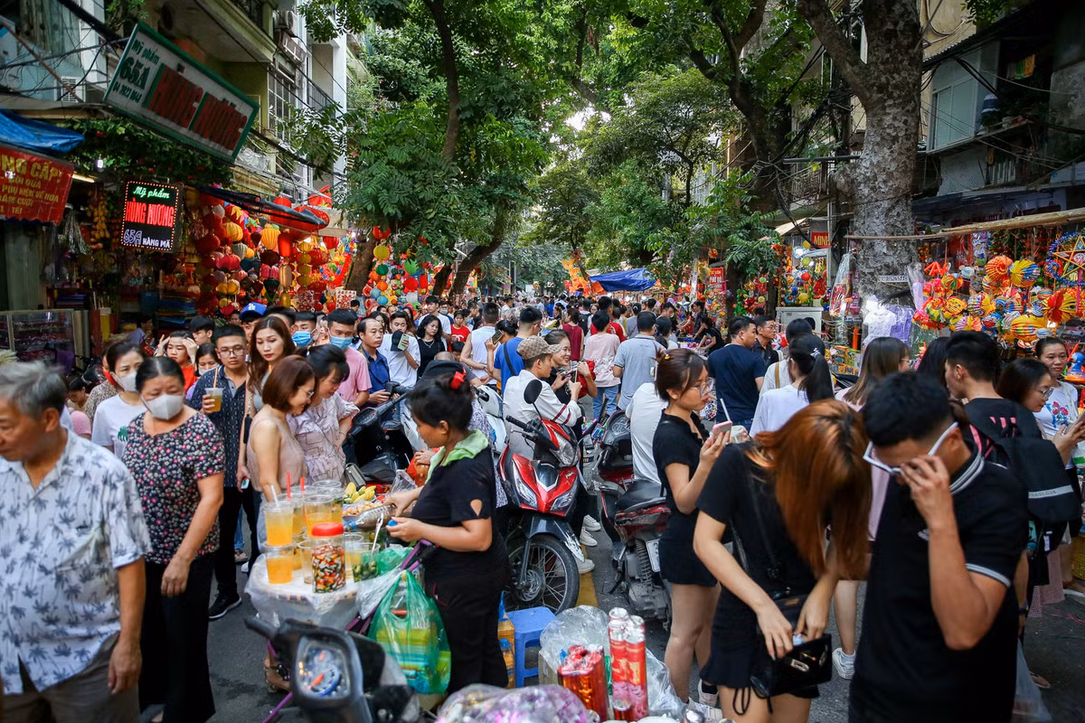 Chua tung thay o pho Trung Thu: Thoat vang thoat dong