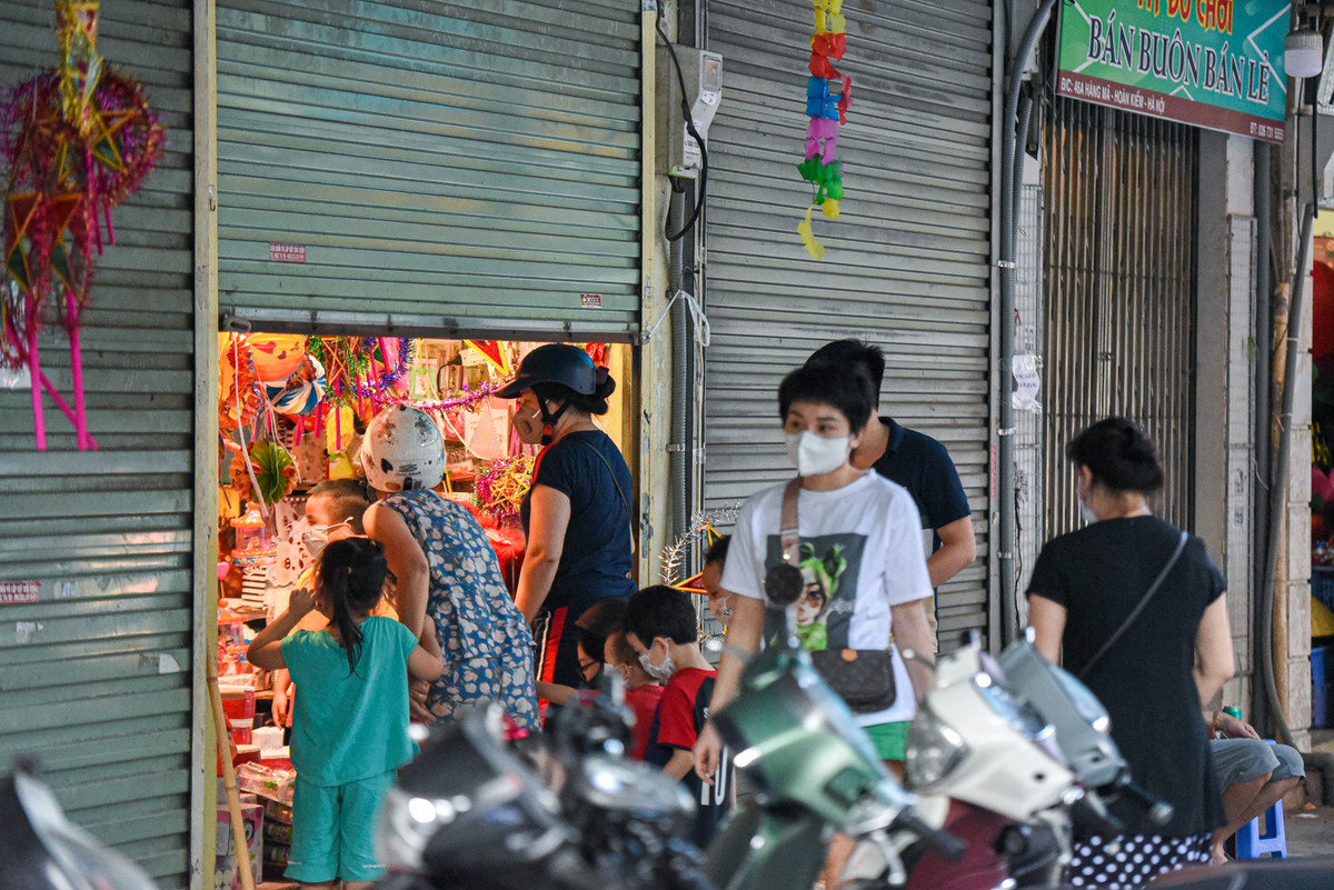 Chua tung thay o pho Trung Thu: Thoat vang thoat dong-Hinh-10