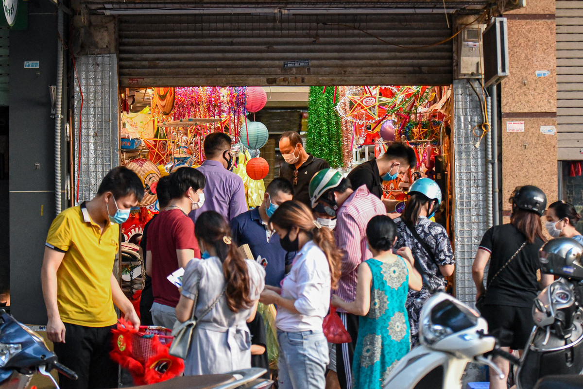 Chua tung thay o pho Trung Thu: Thoat vang thoat dong-Hinh-9