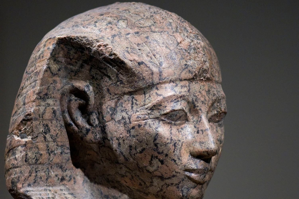 Sau khi Thutmose II qua đời, Hatshepsut làm đồng nhiếp chính với Thutmose III, là con trai của chồng bà và một người vợ bé.