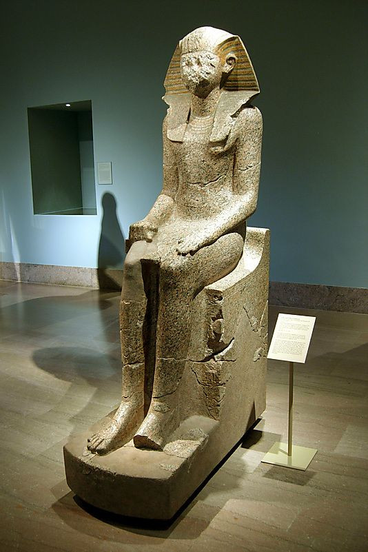 Sau cái chết của Hatshepsut, Thutmose III tiến hành một chiến dịch lớn để xóa bỏ người mẹ kế của mình ra khỏi sử sách. Nỗ lực này đã khiến tên tuổi Hatshepsut bị những triều đại sau hạ thấp.