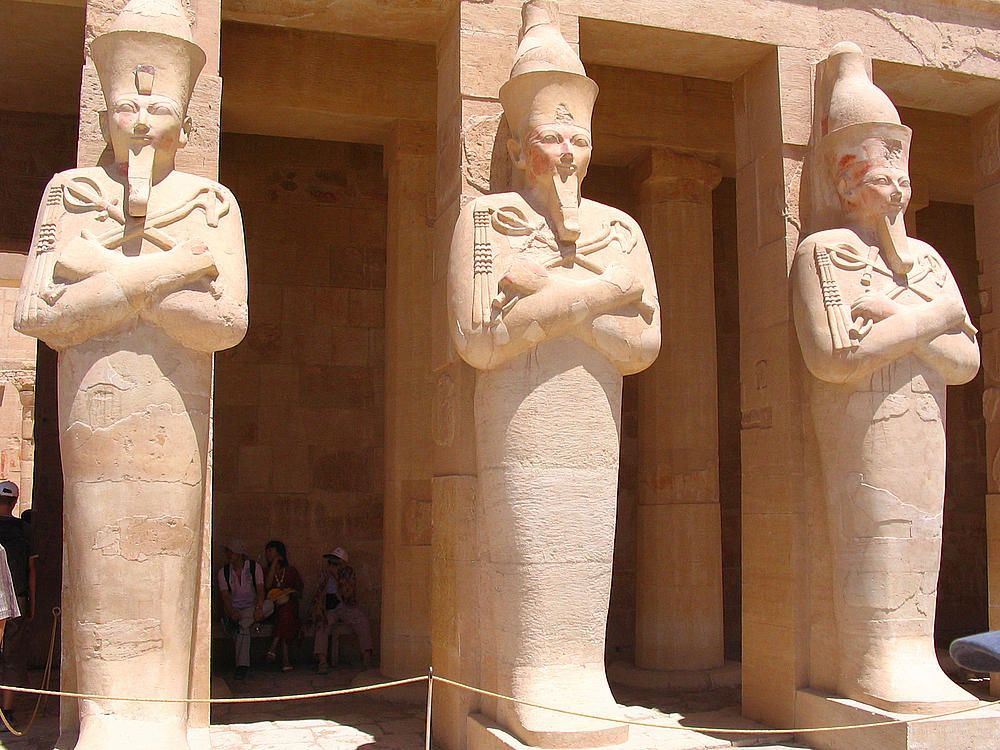 Dưới triều đại của mình, Hatshepsut thể hiện khả năng lãnh đạo qua việc cho tiến hành hàng trăm dự án xây dựng khắp đất nước Ai Cập. Những công trình của nữ hoàng Ai Cập không chỉ nhiều mà còn hùng vĩ hơn những công trình trước đó.