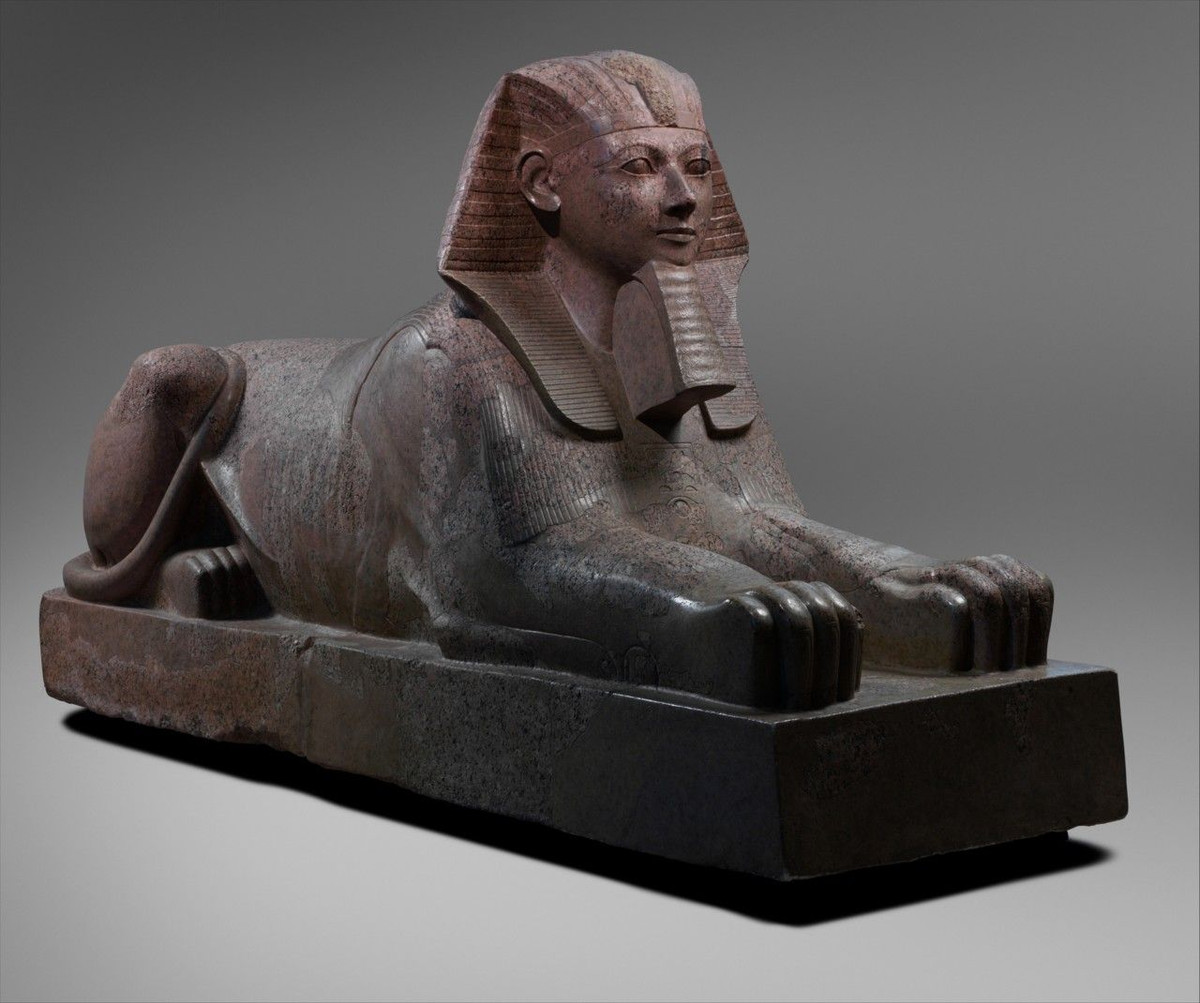 Về mặt kinh tế, Hatshepsut dẫn dắt Ai Cập thiết lập lại những tuyến đường thương mại vốn bị gián đoạn bởi những cuộc xâm lược trước đây, đưa vương quốc này phát triển thịnh vượng.