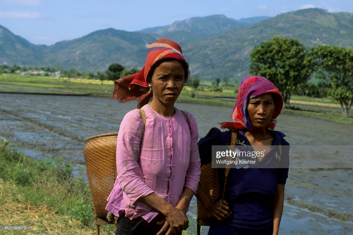 Phụ nữ đồng bào Ba Na gần thị xã Phan Rang - Tháp Chàm, Ninh Thuận năm 1992.
