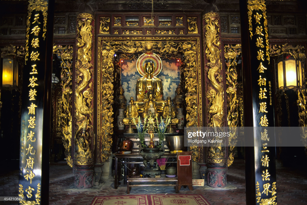 Gian thờ Phật trong chính điện chùa Vĩnh Tràng.