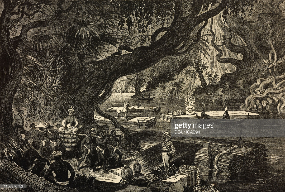 Một bức tượng ở di tích Preah Khan Kompong Svay người Pháp được đưa lên bè gỗ.