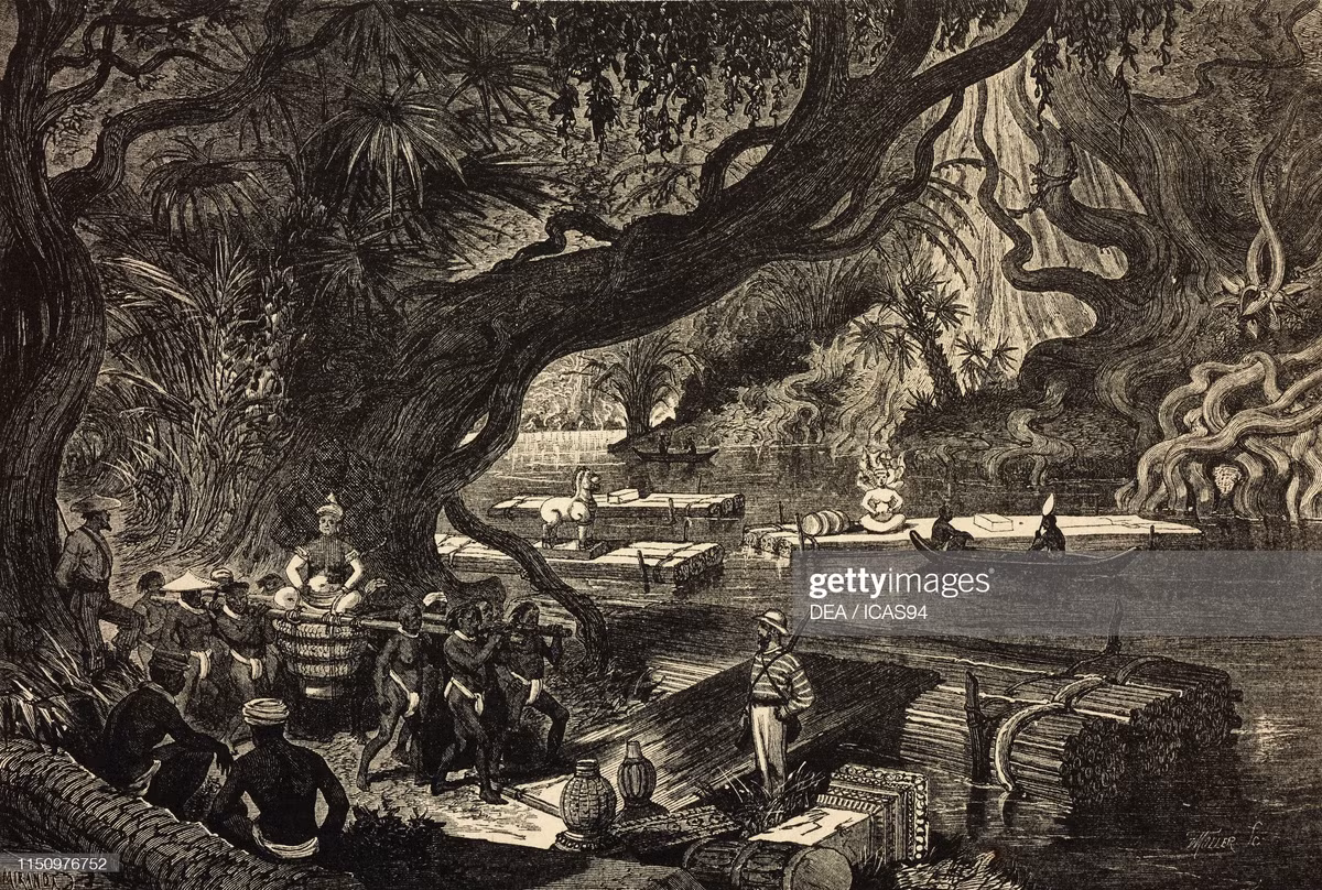 Một bức tượng ở di tích Preah Khan Kompong Svay người Pháp được đưa lên bè gỗ.