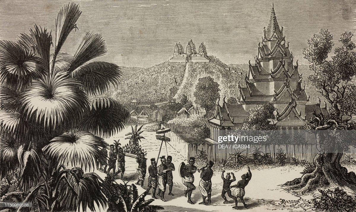 Đám rước gần Wat Banan, ngôi đền nằm trên ngọn đồi phía xa.