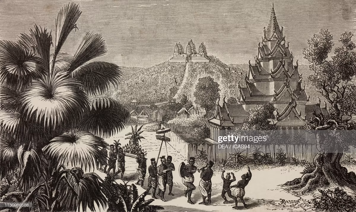 Đám rước gần Wat Banan, ngôi đền nằm trên ngọn đồi phía xa.